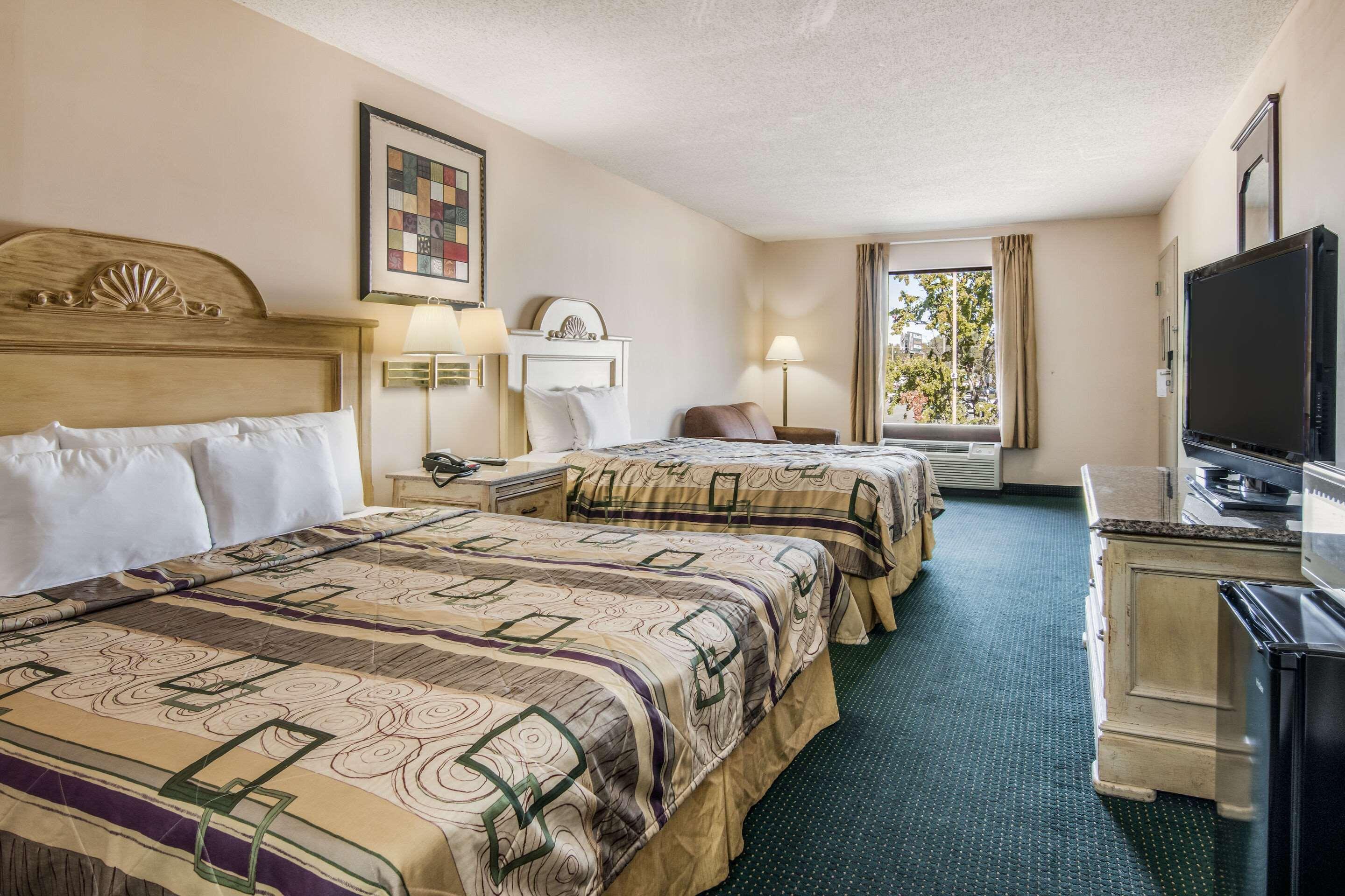 Rodeway Inn & Suites Даблін Екстер'єр фото