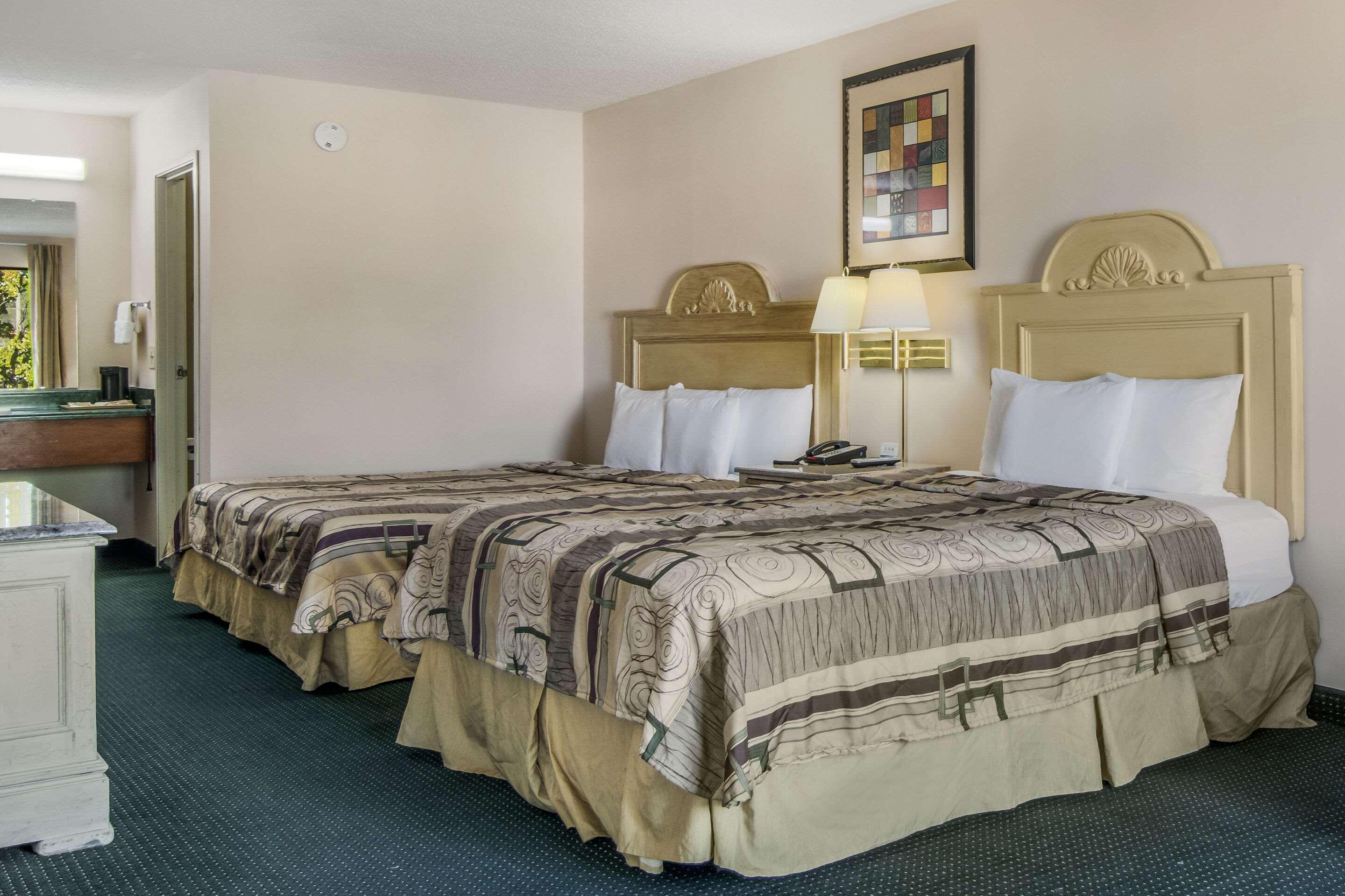 Rodeway Inn & Suites Даблін Екстер'єр фото